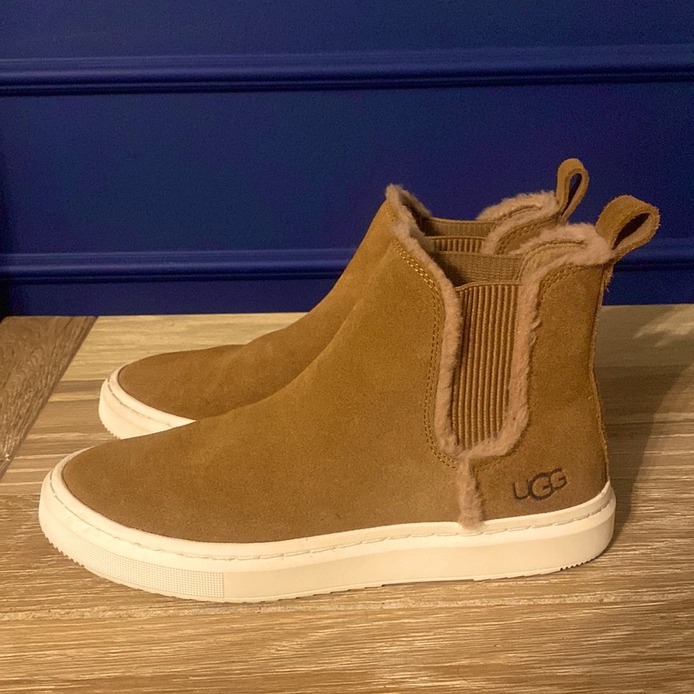 Ugg Woman’s Suede Chelsea boot size 6.5